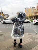 Блестящая шубка с черной подкладкой