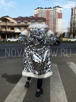 Блестящая шубка с белой подкладкой